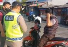 Antisipasi Potensi Dampak Aktivitas Anak Gunung Krakatau, Polsek Telukjambe Barat Bagikan Masker kepada Masyarakat