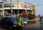 Unit Lantas Polsek Cikampek Gatur Sore di Bawah Fly Over Cikampek 