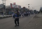 Personel Polsek Klari Sapa Pagi, Gatur Lalin dan Bantu Seberangkan Anak Sekolah