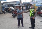 Polsek Klari Bagikan Masker di Pertigaan Kopel, Antisipasi Dampak Abu Vulkanik Gunung Anak Krakatau