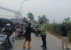 Anggota Polsek Batujaya membagikan Masker kepada Masyarakat untuk menjaga Kesehatan dari Dampak Erupsi Gunung Anak Krakatau
