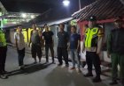 Polisi Polsek Klari Patroli Malam, Sapa Warga Saat Ronda Malam di Desa Kiarapayung 