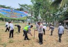Kapolsek Pangkalan Beserta Kades Jatilaksana Lakukan Penanaman Jagung Serentak Polda Jabar Kuartal III di Lahan Non LBS