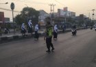 Polsek Klari Polresta Karawang Sapa Warga dan Bantu Pelajar Menyebrang di Pagi Hari 