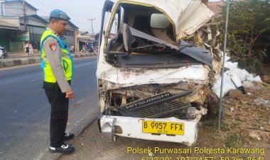 Polsek Purwasari Cek TKP Kecelakaan Mobil Box dan Motor, Kasus Dilimpahkan ke Unit Laka